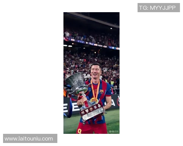 莱万在欧冠赛场表现惊艳10场打入12球领跑射手榜稳居金靴热门